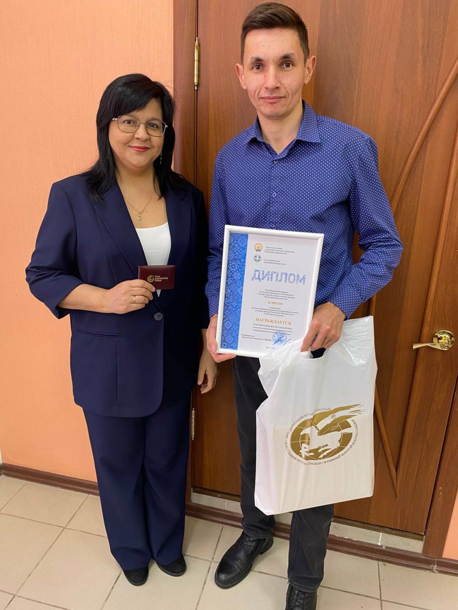 Беҙҙең журналистарҙы ҡотлайбыҙ!