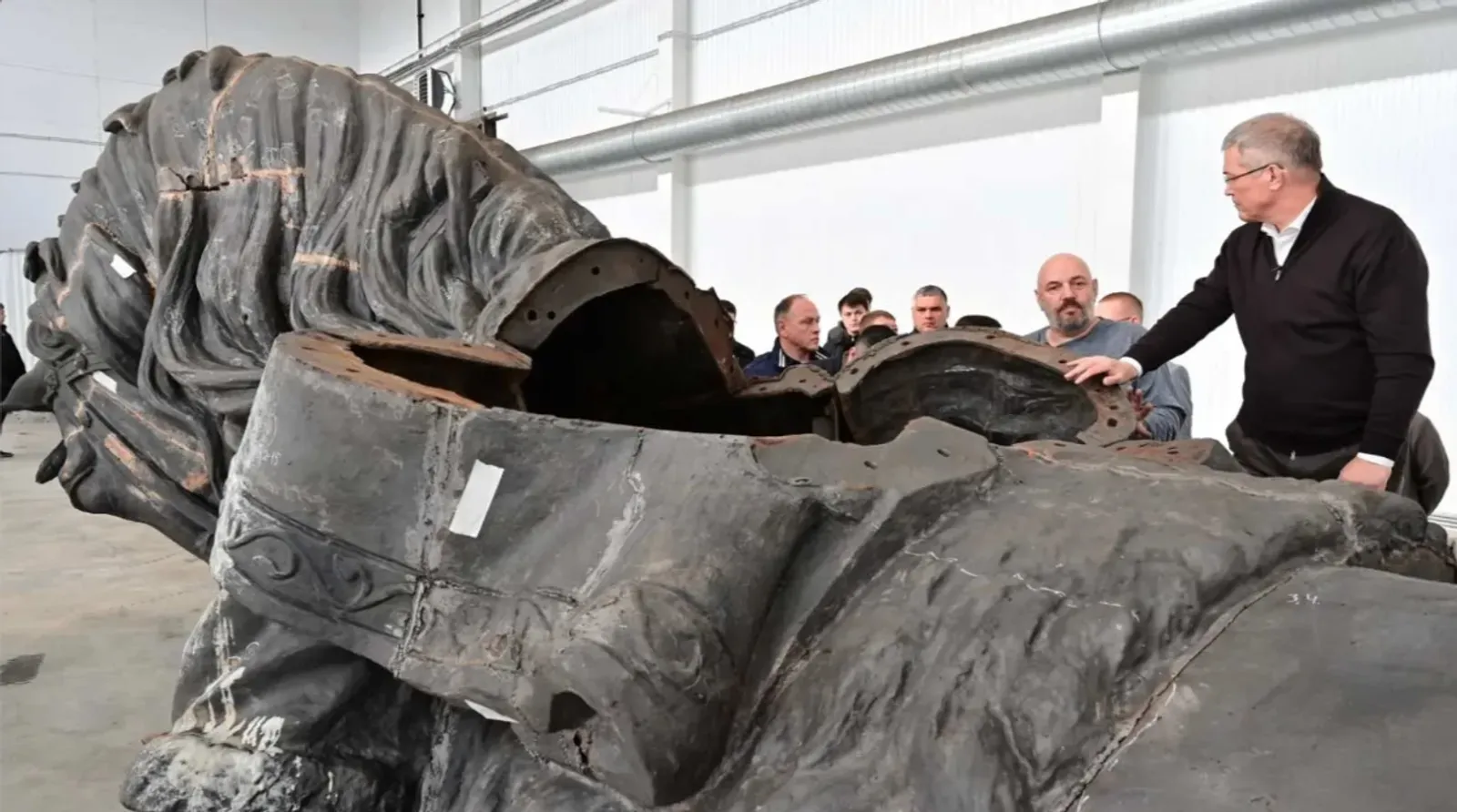 Радий Хәбиров Салауат Юлаев һәйкәлен реставрациялау цехына барған