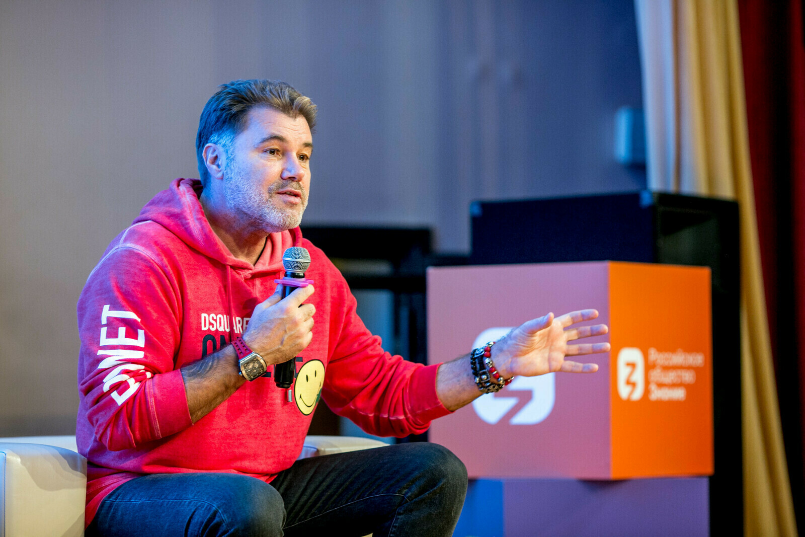 Өфөлә яҙыусы Олег Рой уҡыусылар менән осрашты