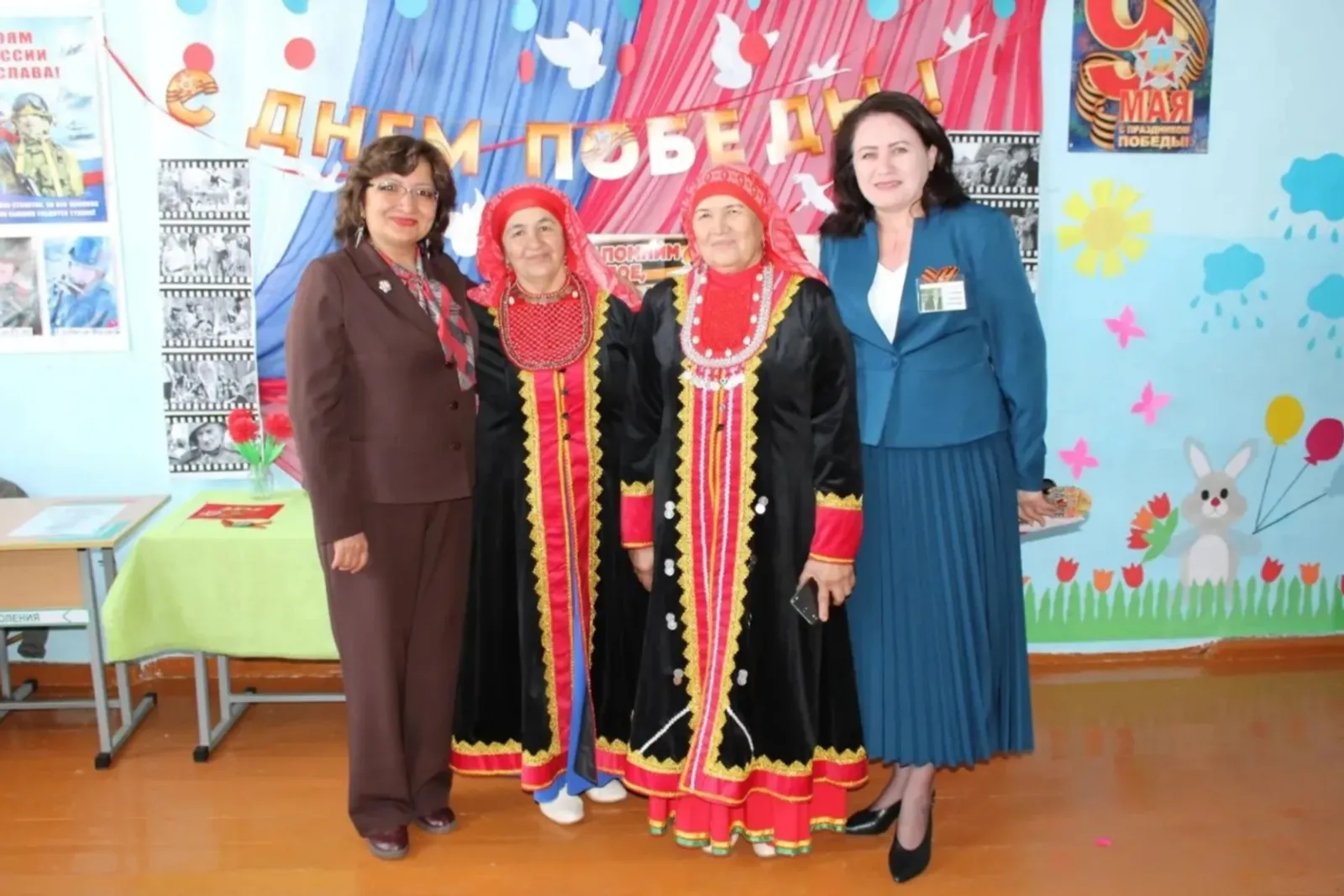Башҡортостандың халыҡ шағиры Тамара Ғәниева туған мәктәбенә китаптарын тапшырған